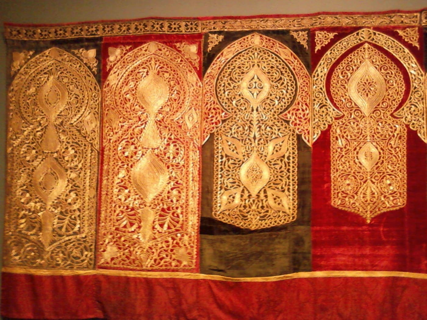 Broderie marocaine au fil d’or sur velours rouge (XIXe siècle)